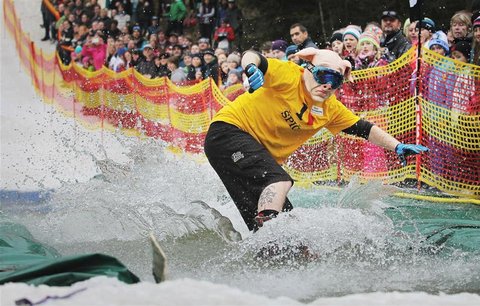 Recese na šumavském Špičáku: Lyžaři i snowboardisté tu pojedou přes louži