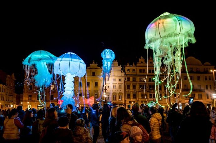 Festival pouličního divadla Za dveřmi