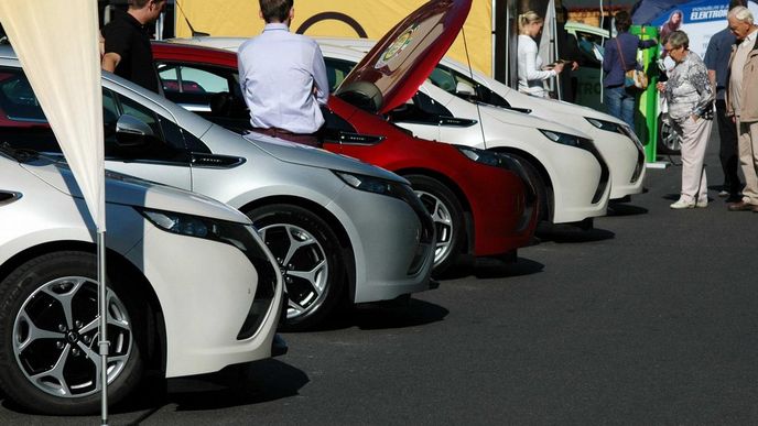 Akci provází rosáhlá prezentace elektromobilů a hybridních automobilů