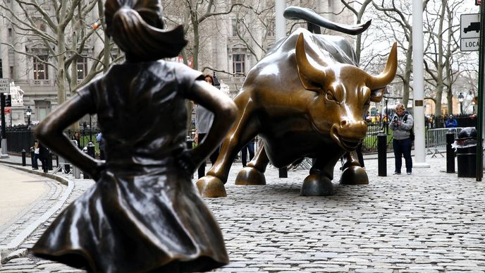 Známé sousoší před budovou americké burzy na Wall Street. Nebojácná dívka („Fearless Girl") se objevila v roce 2016 na Mezinárodní den žen na Manhattanu naproti soše zuřícího býka.