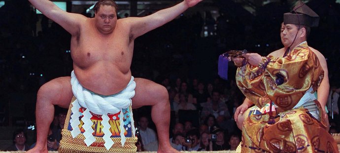 Zápasník Akebono  (vlevo) zemřel ve věku 54 let.