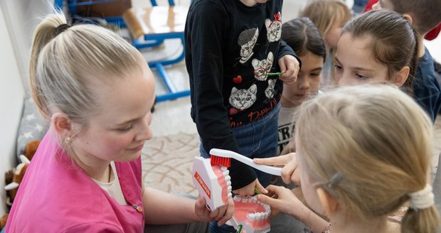 Hravou formou vysvětlovaly studentky 3. LF UK oboru Dentální hygiena dětem ze FZŠ Mezi Školami v Praze 13, jak správně čistit zuby. 