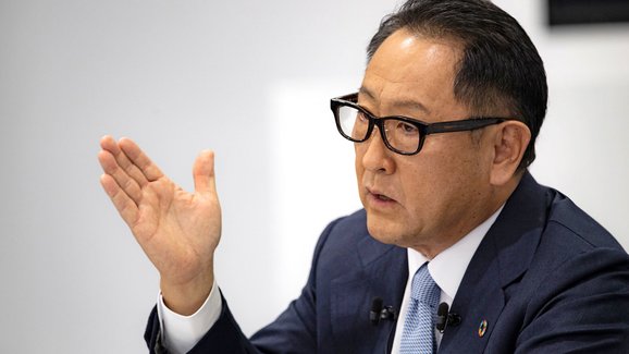 Šéf Toyoty pod absurdní kritikou investorů, zpochybnil totiž zákaz spalovacích motorů