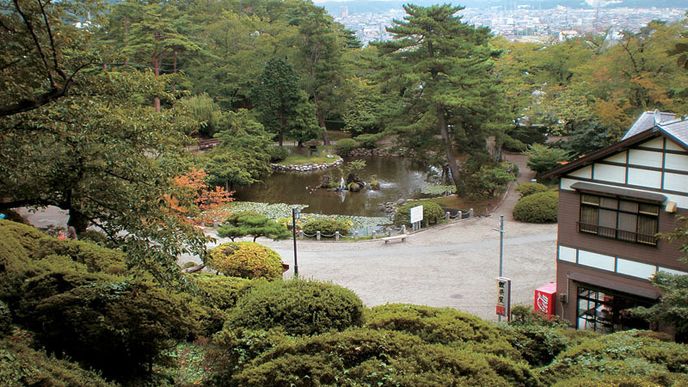 Na japonské poměry je třistatisícová Akita malé venkovské sídlo obklopené zelení. Mnoho krásných parků je i uvnitř města.