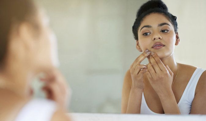 Jak se zbavit akné v dospělosti: Pozor na klimatizaci, mobily a špatné krémy
