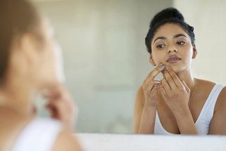 Jak se zbavit akné v dospělosti: Pozor na klimatizaci, mobily a špatné krémy