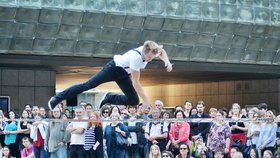 Akce Praha žije hudbou odstartovala šílenou akrobatickou show.