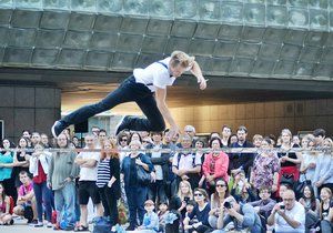 Akce Praha žije hudbou odstartovala šílenou akrobatickou show.