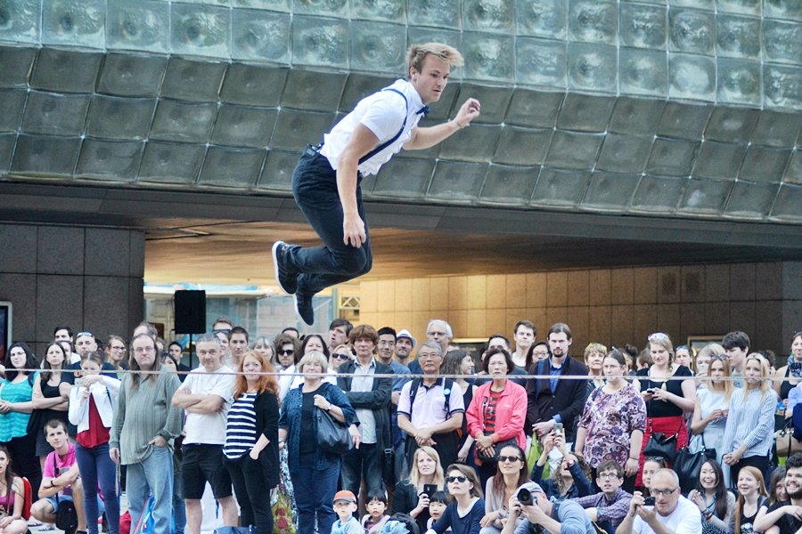 Akce Praha žije hudbou odstartovala šílenou akrobatickou show.