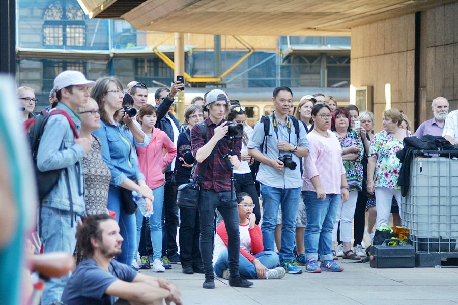 Akce Praha žije hudbou odstartovala šílenou akrobatickou show.