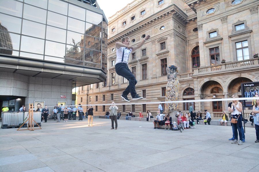 Akce Praha žije hudbou odstartovala šílenou akrobatickou show.