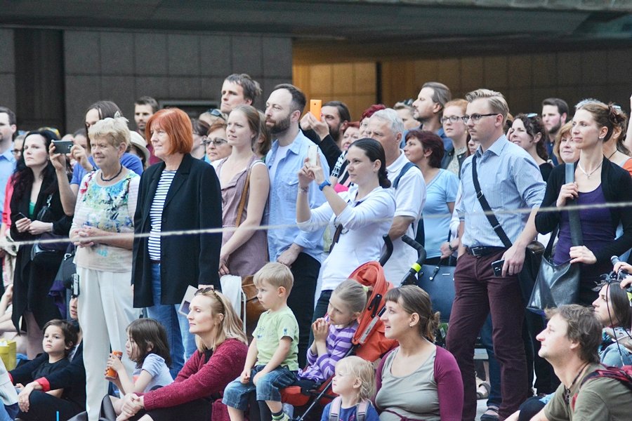 Akce Praha žije hudbou odstartovala šílenou akrobatickou show.