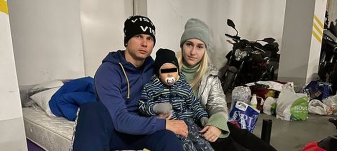 Ukrajinský akrobatický lyžař Oleksandr Abramenko přebývá s rodinou v podzemní garáži.