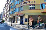 Restauraci Akropolis nahradí jiná restaurace, mnoha Pražanům důvěrně známá z Braníku či z Letné: Hostinec Na Staré kovárně, který je spjatý s historií kapely Tři sestry.