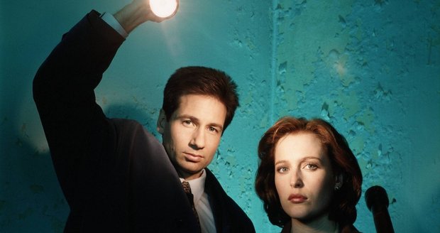 Akta X: Agent Mulder a agentka Scullyová  vyšetřují případy, se kterými si nikdo nevěděl rady a nakonec je úředníci zavřeli do složky nevyřešitelných případů