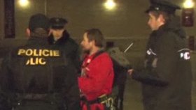 Muž si s policisty v pohodě popovídal