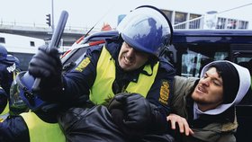 Obušky i slzný plyn včera v kodani opět krotily aktivisty, kterří horují pro přísnou dohodu o ochraně klimatu.