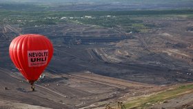 Aktivisté ekologické organizace Greenpeace vypustili 29. května horkovzdušný balon se dvěma velkými transparenty s nápisem Nevolte uhlí a přeletěli s ním nad lomem Československá armáda společnosti Mostecká uhelná (MUS)