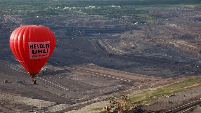 Aktivisté ekologické organizace Greenpeace vypustili 29. května horkovzdušný balon se dvěma velkými transparenty s nápisem Nevolte uhlí a přeletěli s ním nad lomem Československá armáda společnosti Mostecká uhelná (MUS)