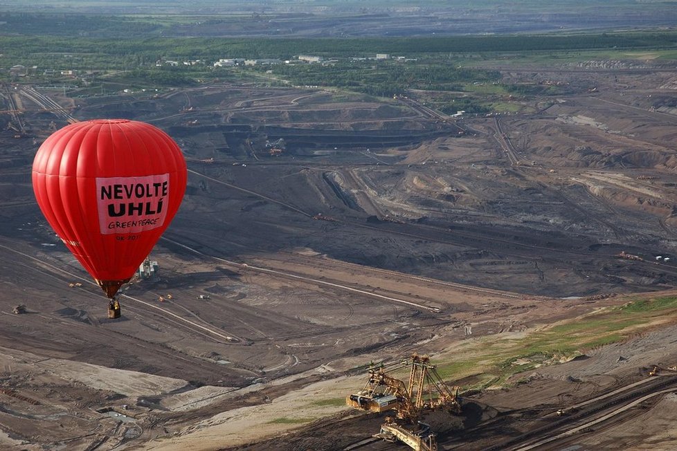 Mostescká uhelná společnost a balon aktivistů z Greenpeace