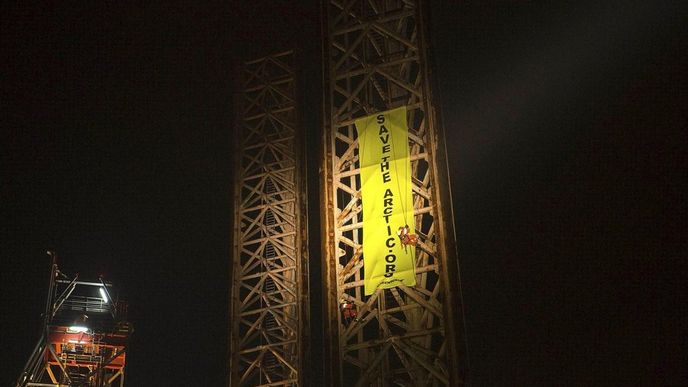 Aktivisté Greenpeace lezou na ropnou plošinu GSP Saturn v nizozemském přístavu Ijmuiden