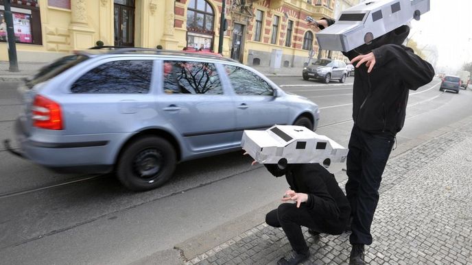 Aktivisté iniciativy Auto*Mat na Smetanově nábřeží