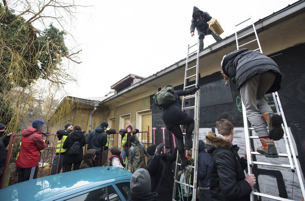 Aktivisté ve čtvrtek slezli ze střechy Kliniky.