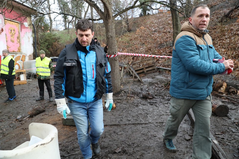 Aktivisté protestovali na střeše Kliniky osm dní.