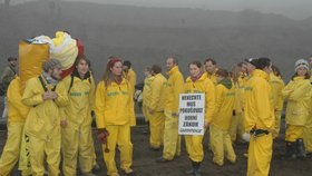 Greenpeace protestuje proti těžbě. Nesli s sebou transparenty.