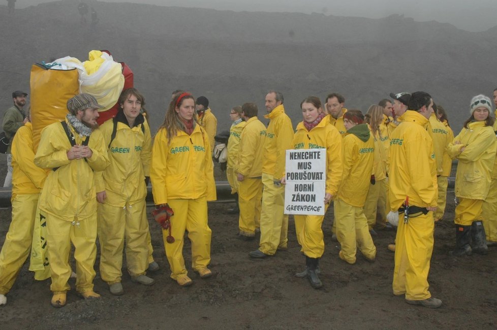 Greenpeace protestuje proti těžbě. Nesli s sebou transparenty.