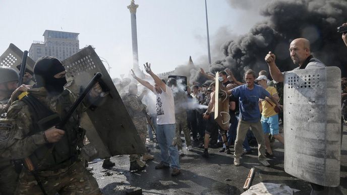 Aktivisté na kyjevském Majdanu brání rozebírání barikád, které náměstí blokují od loňského podzimu