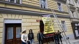 Aktivisté bojují za zabavení domu na Žižkově. Patří rodině ruského zbrojaře, výtěžek má jít na Ukrajinu