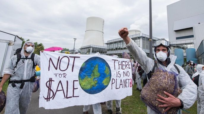 Aktivisté protestující proti používání hnědého uhlí v areálu německé elektrárny Schwarze Pumpe.