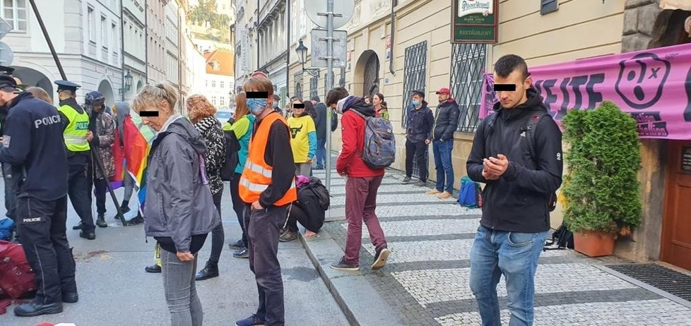 Aktivisté blokovali silnici u Sněmovny, 1. října 2020.