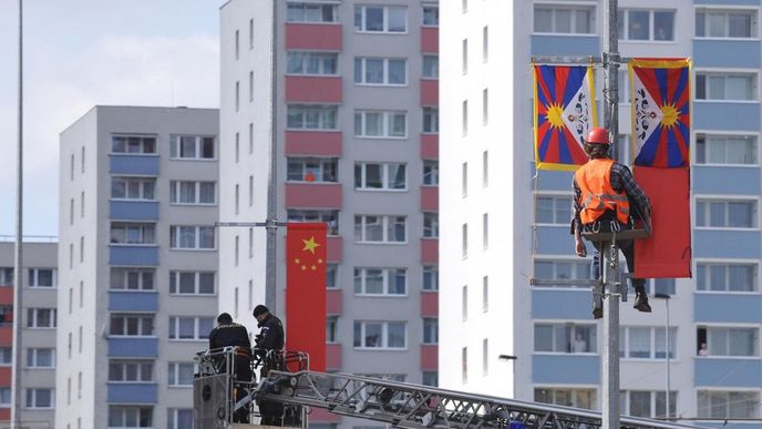 Aktivisté v Praze překrývali čínské vlajky tibetskými, policie zadržela 12 lidí