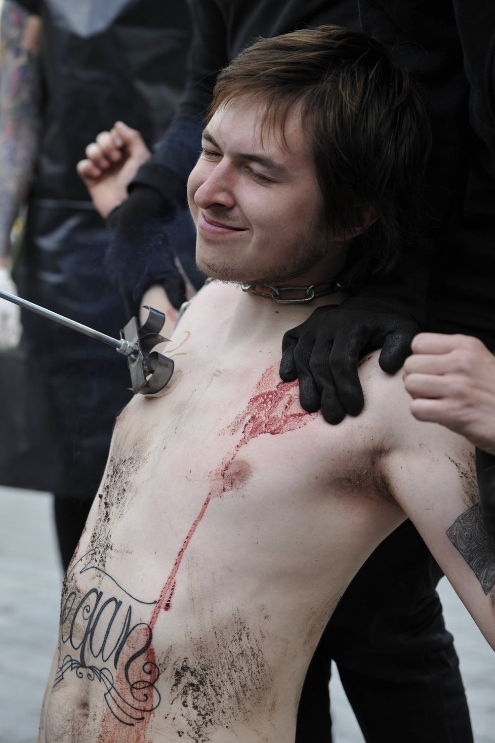 Asi deset aktivistů si 15. května v centru Brna nechalo rozžhaveným železem vypálit na tělo číslo 269. Protestovali tím proti údajnému utrpení hospodářských zvířat, které se týká zejména velkochovů.