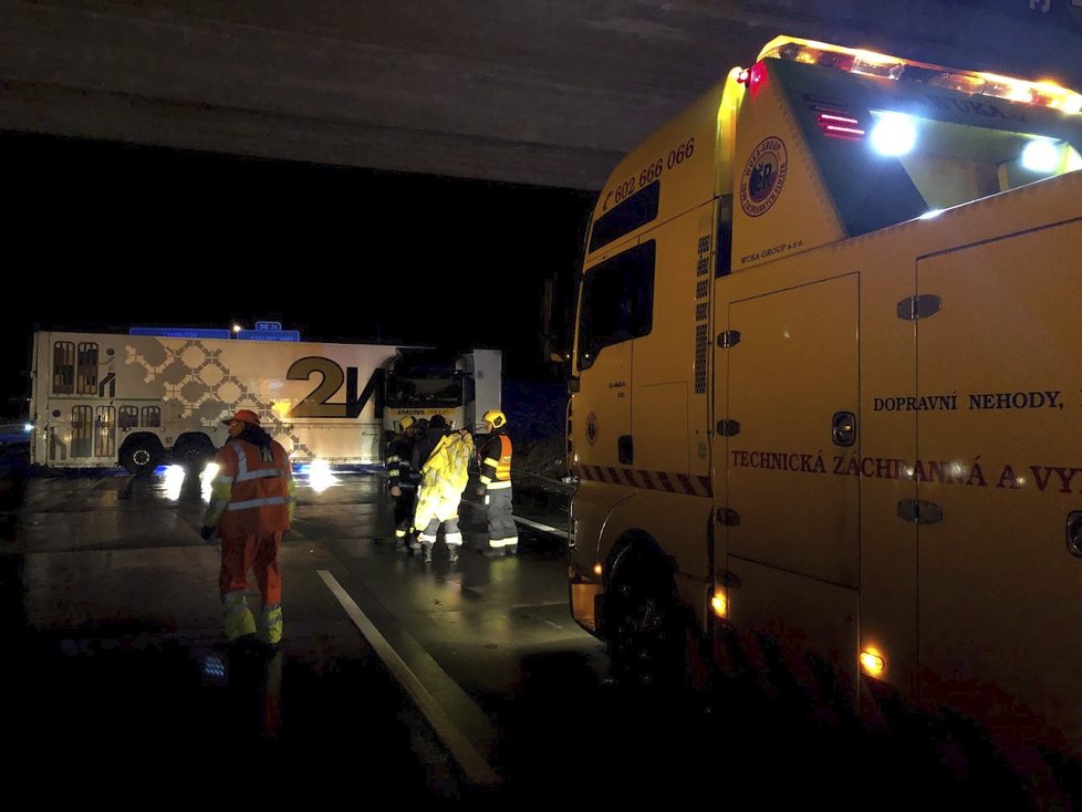 V pondělí 14. ledna havaroval kamion na Pražském okruhu. Nikomu se nic vážnějšího nestalo.