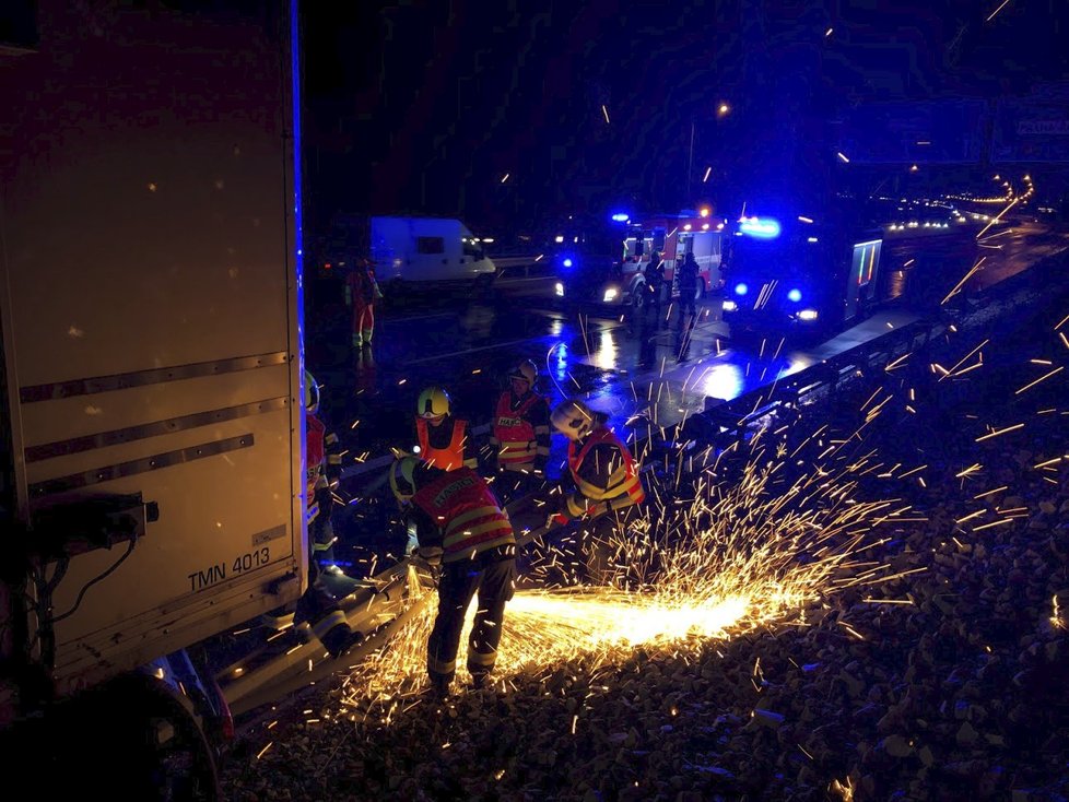 V pondělí 14. ledna havaroval kamion na Pražském okruhu. Nikomu se nic vážnějšího nestalo.