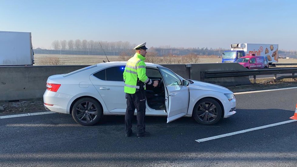 Tento policista zachránil řidiče z hořícího auta na dálnici D1 poblíž 7. kilometru. Policista musel svým teleskopem rozbít okno a řidiče vytáhnout. Řidič by jinak uhořel.