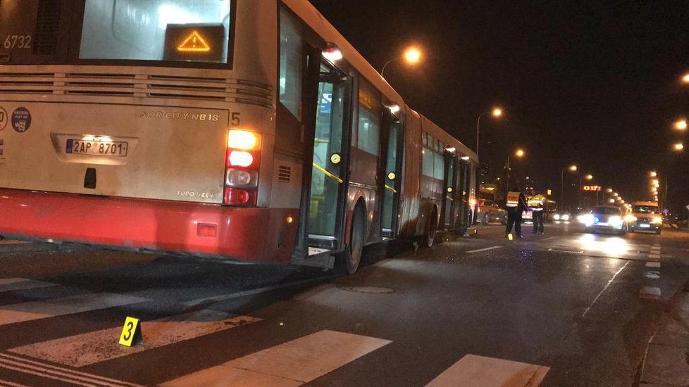 U autobusové zastávky Sídliště Lhotka v Praze srazil 22. ledna večer autobus dvě ženy.