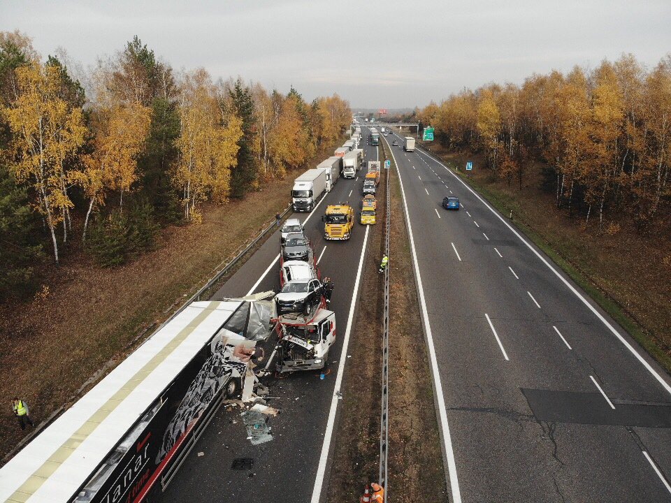 Nehoda na D5 komplikuje dopravu. Dálnice bude průjezdná okolo páté hodiny večerní.