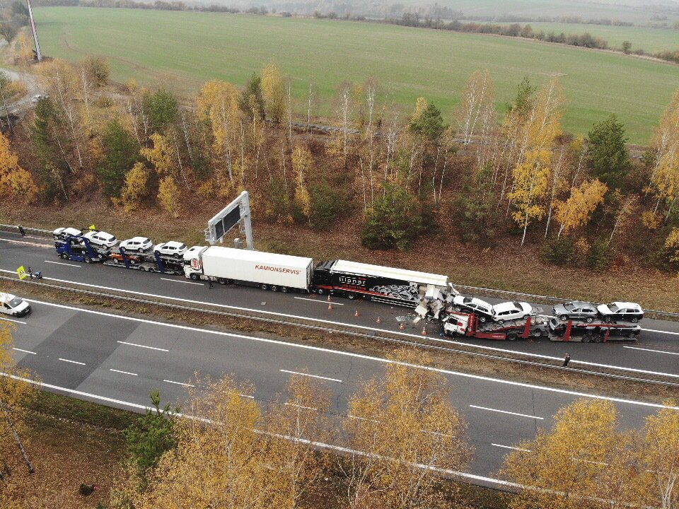 Nehoda na D5 komplikuje dopravu. Dálnice bude průjezdná okolo páté hodiny večerní.