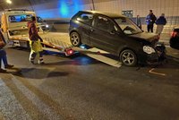 Komplikace v pražské dopravě: Dvě nehody v Blance, u Muzea skončilo auto na střeše