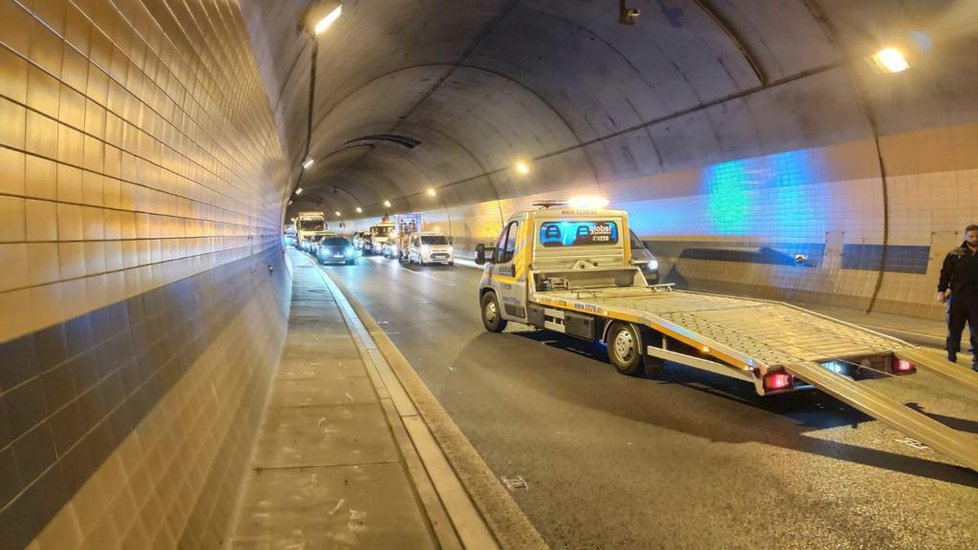 11. duben 2019: V tunelovém komplexu Blanka bouralo celkem pět vozidel.