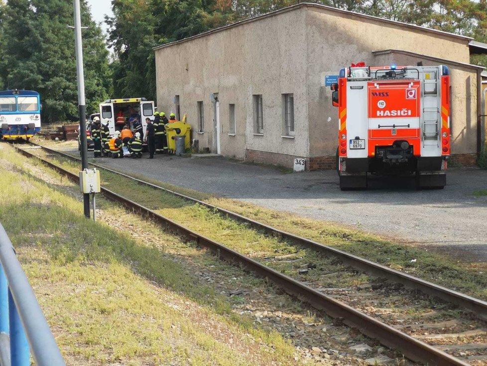 Vlak srazil dva chodce. Ti vyvázli jen s lehkým zraněním