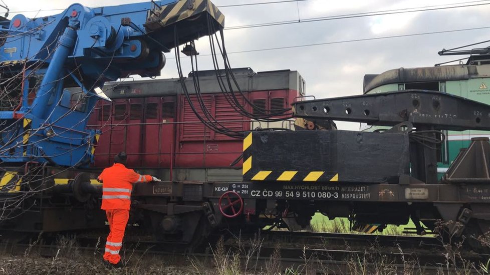 Na Nymbursku se srazily 2 vlaky, jeden vykolejil