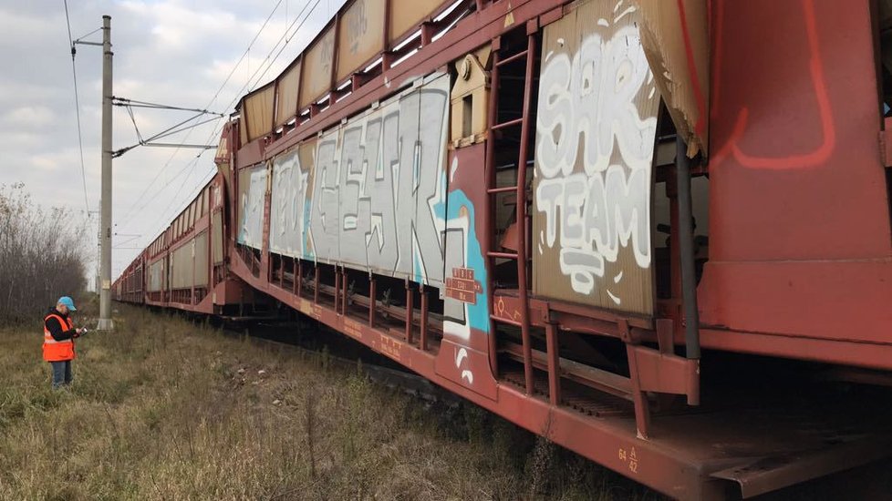 Na Nymbursku se srazily 2 vlaky, jeden vykolejil