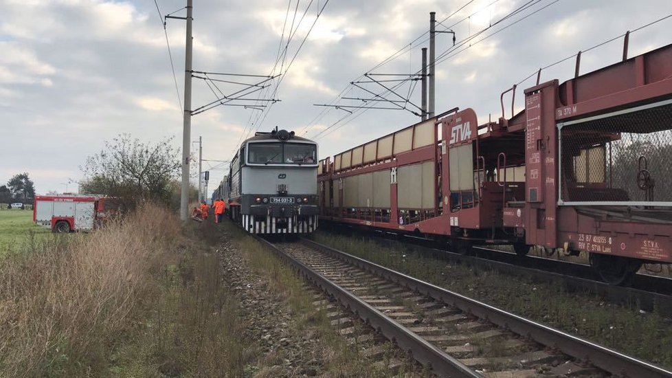 Na Nymbursku se srazily 2 vlaky, jeden vykolejil