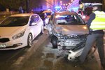 Opilá mladá řidička nabourala hned čtyři auta.