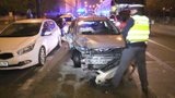 Mladá opilá řidička nabourala v Praze čtyři auta. Vinu svalovala na přítele
